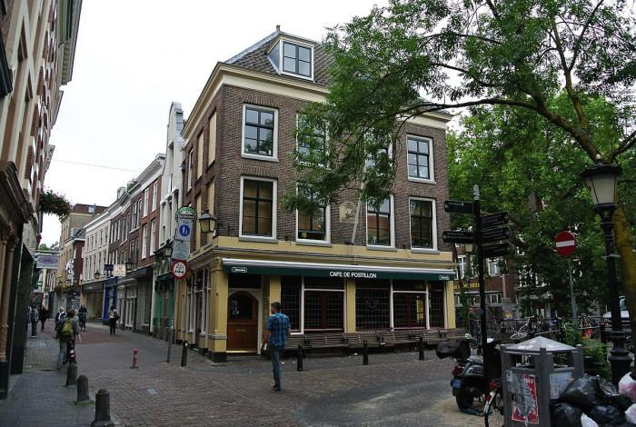 BvZantwijk's tweet photo. 2/3 #Utrecht. Café #DePostillon op de #Lijnmarkt. In het Nieuwe pand woonde in de 18e eeuw meestermetselaar Simon Otterspoor. Metselaars konden vier jaar in de leer gaan bij een meestermetselaar en daarna een proeve van bekwaamheid afleggen bij het #metselaarsgilde. https://t.co/UNTVkYvPUd