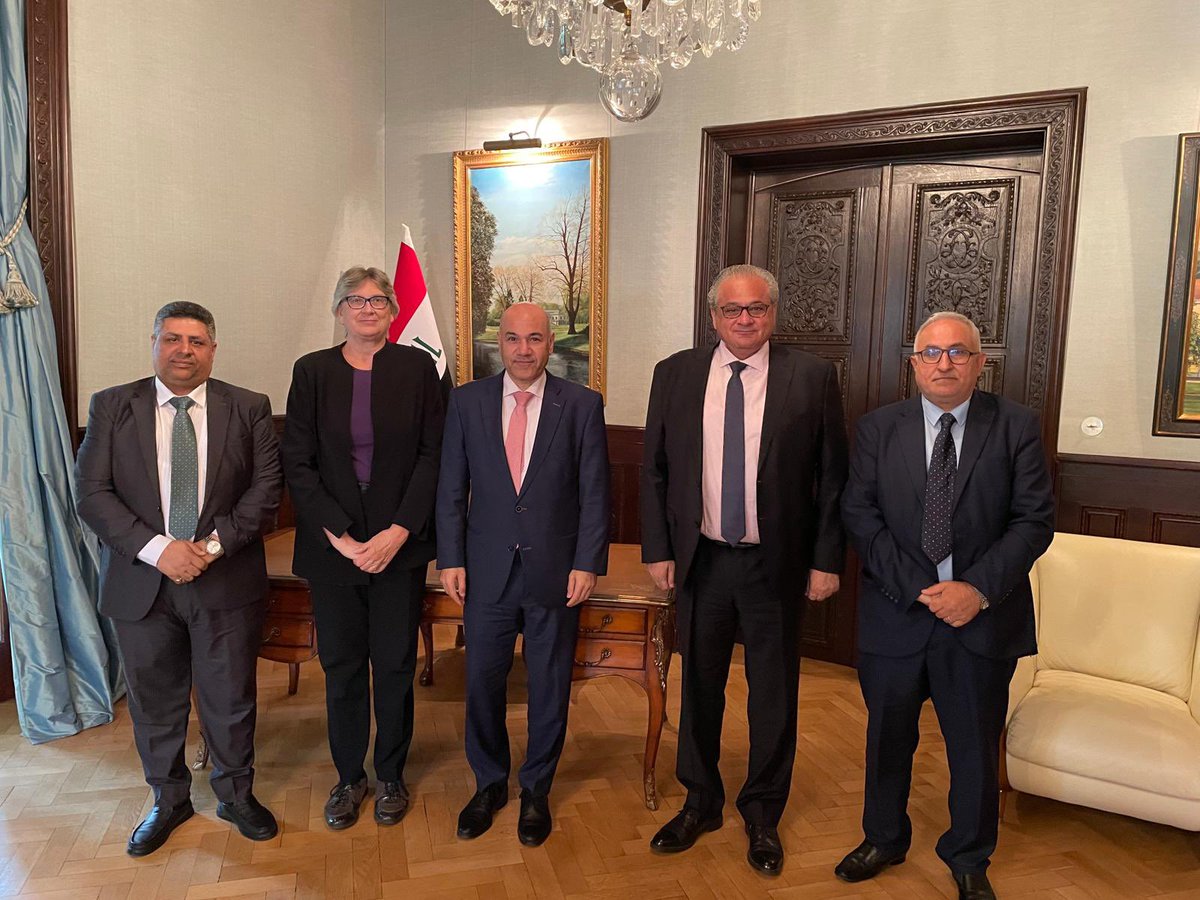 تعزيزاً للعلاقات الثقافية بين 🇮🇶و 🇩🇪، استقبل سعادة السفير <a href="/FailyLukman/">Lukman Faily لقمان الفيلي</a> ممثلي المعهد الألماني لعلم الاثار ووفدا اكاديميا عراقيا، لبحث مستجدات توسيع التعاون الاكاديمي وجني ثماره في المستقبل القريب من خلال قرب افتتاح المركز العراقي-الألماني لعلم الاثار.