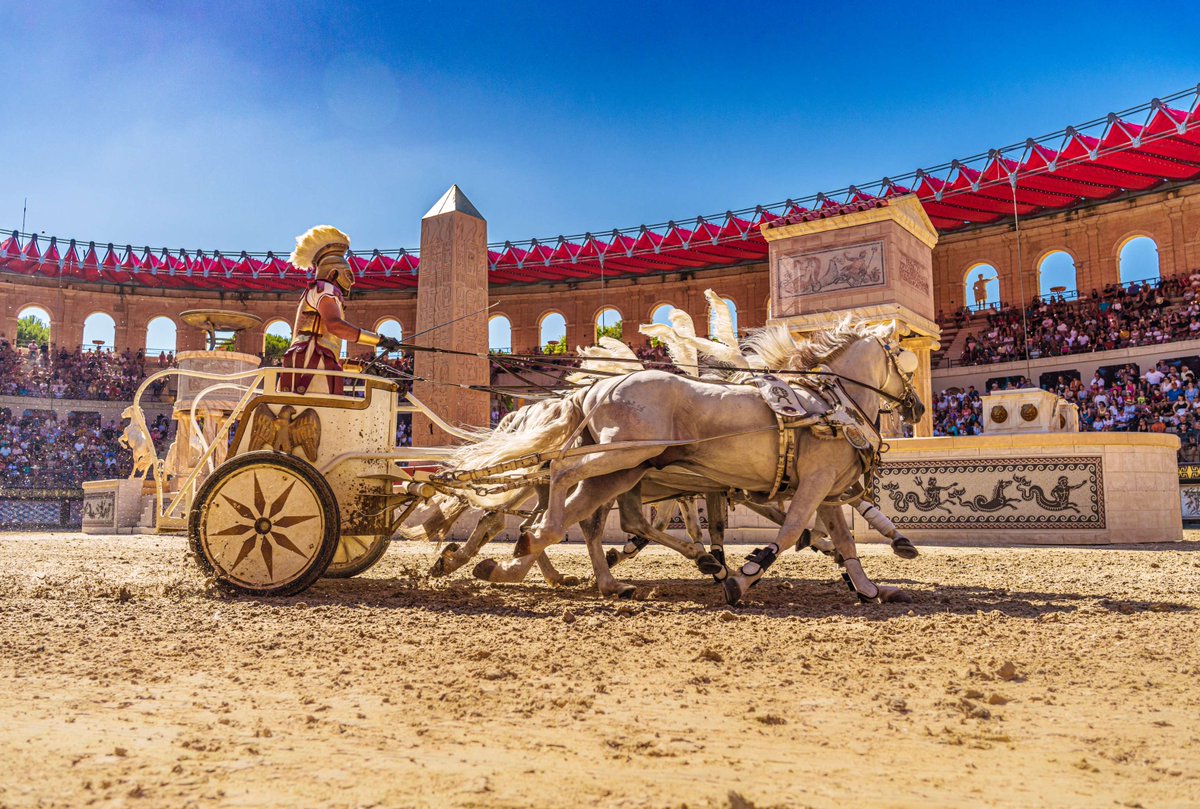 PuyduFou's tweet photo. 🛞Damien s'élance au cœur de l'arène !
👉Avec ses quatre quadriges, la course de char du Signe du Triomphe est unique au monde.
Qu'arrivera-t-il au char rouge ? 😉
©MartinSylvos
#PuyduFou #PuyduFou2024 #SigneduTriomphe https://t.co/Iv4dgwjoeP