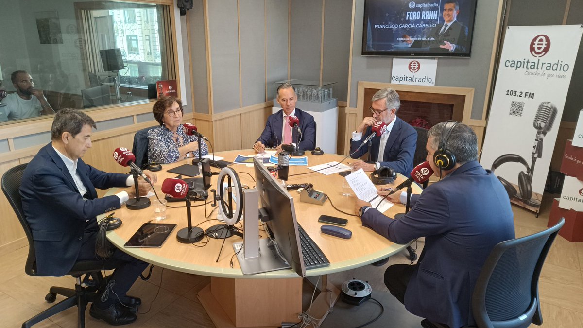 diegojzayas's tweet photo. 🔴Comenzamos nuestro programa de
@ForoRRHH con la dirección de @frangcabello en @CAPITALRADIOB

👏Hoy acompañados de @Fundmashumano, @Sagardoy
Y @BBVAResearch

#RRHH #PersonasyEmpresas

Escucha la mejor información sobre  #RRHH en https://t.co/Xmn0e9BSEe https://t.co/c3LYBj4nRk