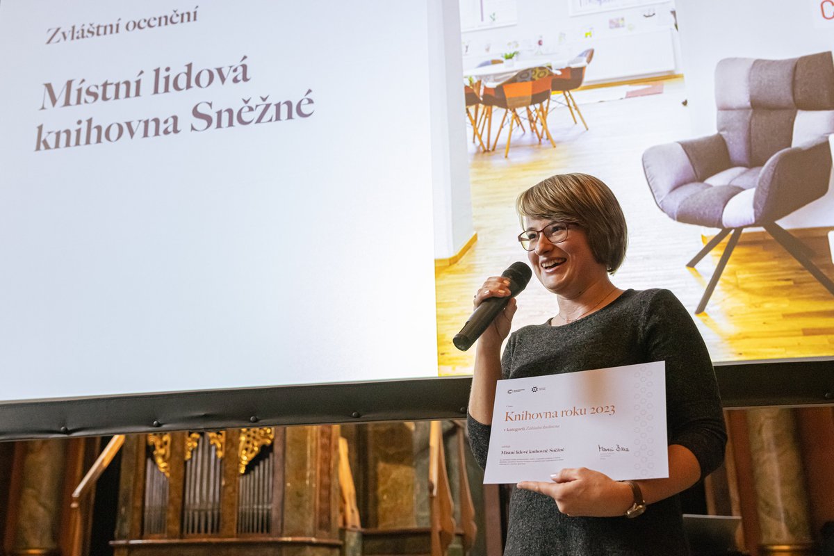 Svaz knihovníků a informačních pracovníků ČR 🇨🇿 (@skipcr) on Twitter photo Za Kraj Vysočina postoupila do celostátního kola ceny MARK Mgr. Anna Holešová, Ph.D. Díky ní se Místní lidová knihovna ve Sněžném stala živým centrem vzdělávání, kultury a komunitního života.
Více: instagram.com/p/C_2Y-aDBrGj/…
#cenamark2024 Za Kraj Vysočina postoupila do celostátního kola ceny MARK Mgr. Anna Holešová, Ph.D. Díky ní se Místní lidová knihovna ve Sněžném stala živým centrem vzdělávání, kultury a komunitního života.
Více: instagram.com/p/C_2Y-aDBrGj/…
#cenamark2024