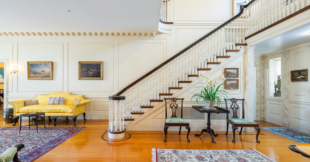 A Grand Estate Is for Sale for the First Time in Decades: In Greenwich, Conn., Edwin John Beinecke, a businessman and philanthropist, built a seven-bedroom mansion and sprawling grounds that have stayed in his family for four generations. nytimes.com/2024/09/16/rea…