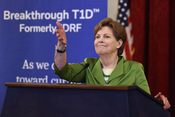 Babbit13's tweet photo. “Discouraging participation in our democracy is as anti-American as it gets."
--Sen. Jeanne Shaheen on Sununu-signed law requiring proof ofcitizenship to register to vote (the law takes effect after the 2024 election) #TheCIA #NewHampshire #NHPolitics #NHCartel #SenJeanneShaheen https://t.co/MmMFap0HWf