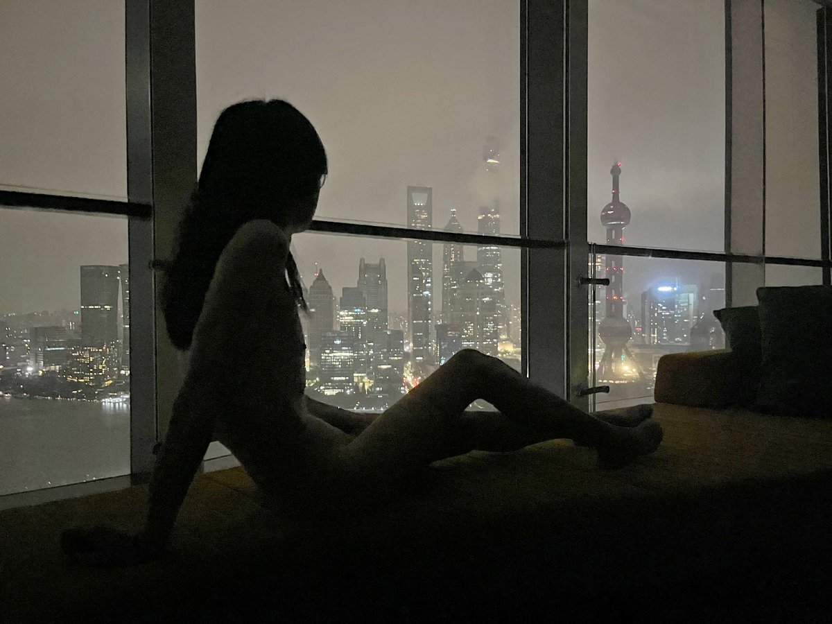 主打一个黑灯瞎火，但是保留了一点点奇怪的细节😉