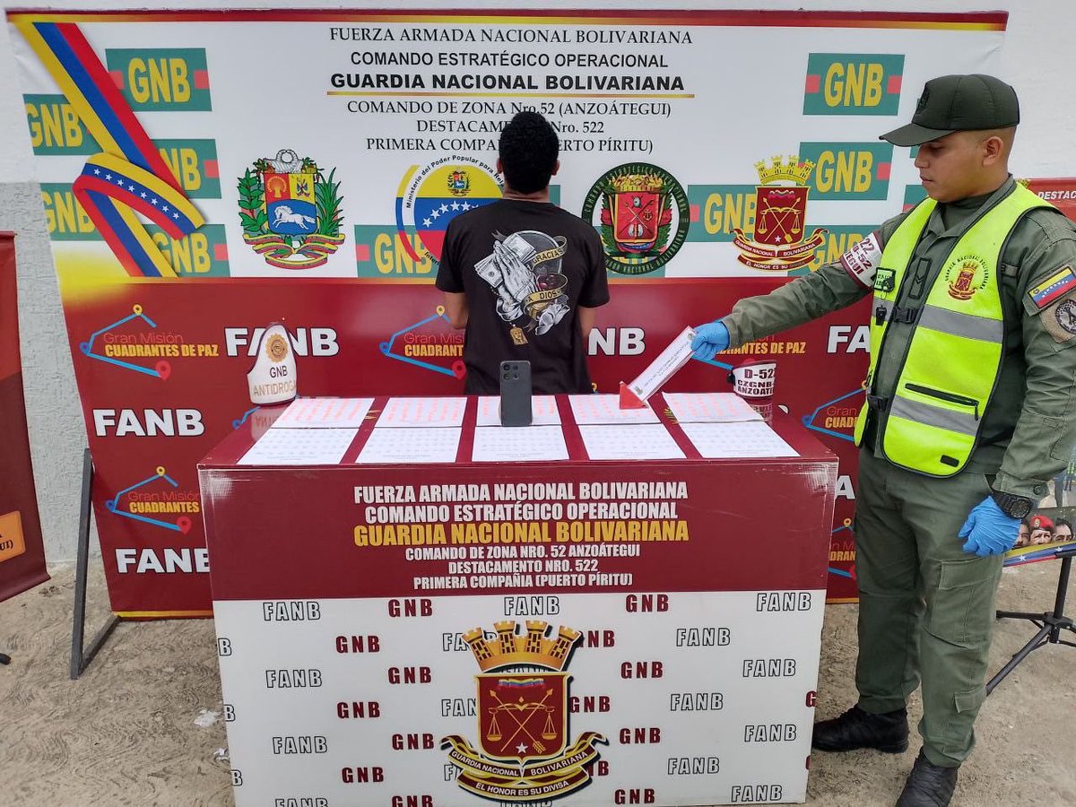 dhernandezlarez's tweet photo. Efectivos de la #FANB en labores de búsqueda, detección y corte contra las actividades relacionadas al narcotráfico, efectuaron la aprehensión de un ciudadano identificado como Ender José Brito Marchan, C.I.V-26.886.789, a quien se le incautaron cuatrocientos cincuenta (450) pastillas de éxtasis, ocultos en su vestimenta. El mencionado ciudadano se trasladaba en un vehículo de transporte público en el P.A.C. "Clarines", estado Anzoátegui.

El Estado venezolano se mantiene en la lucha frontal contra el flagelo del tráfico y micro tráfico de drogas, para ejercer la soberanía nacional y la integridad territorial en un Estado democrático de derecho y de justicia social. Venezuela no es un Estado productor ni consumidor de drogas, esas no son costumbres nacionales ! Procedimiento notificado al Ministerio Público. Para nosotros la patria es primero!

#IntegrarEsVencer