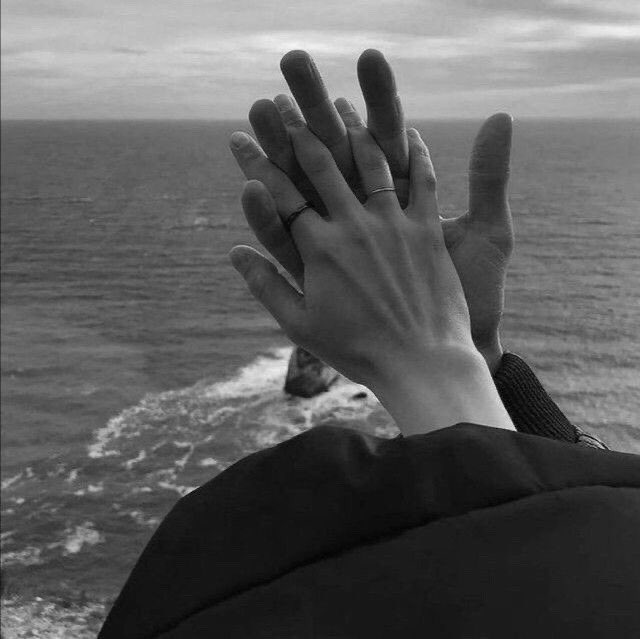 “Dammi la mano se no cado…” 

Buon pomeriggio anime 🖤…
 #AnimeComplicate_