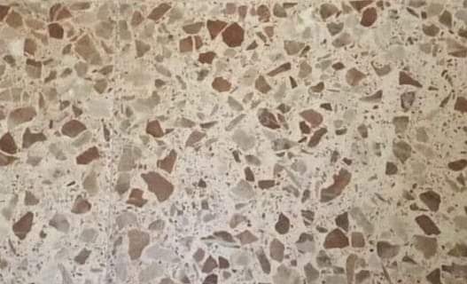 Está limpio, no se nota. 
Está sucio, no se nota hasta que barres. 
Se te caen 5 céntimos, olvídate de encontrarlos