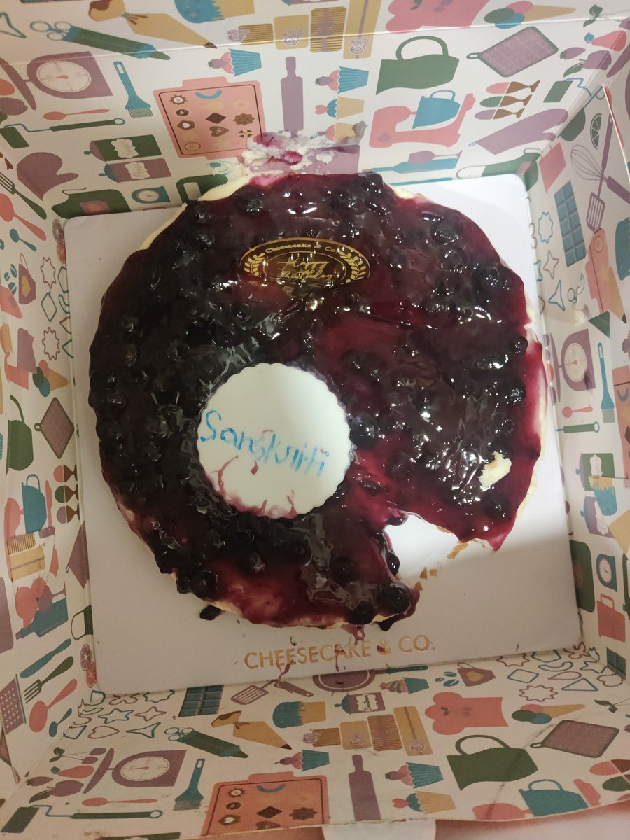Vidooshak's tweet photo. @SwiggyCares is swiggydoesntcares. Only giving bot replies. I lost ₹1679 to swiggy. They delivered an eaten cake to me and refused to refund! @harshamjty https://t.co/RCpfbkUyaC