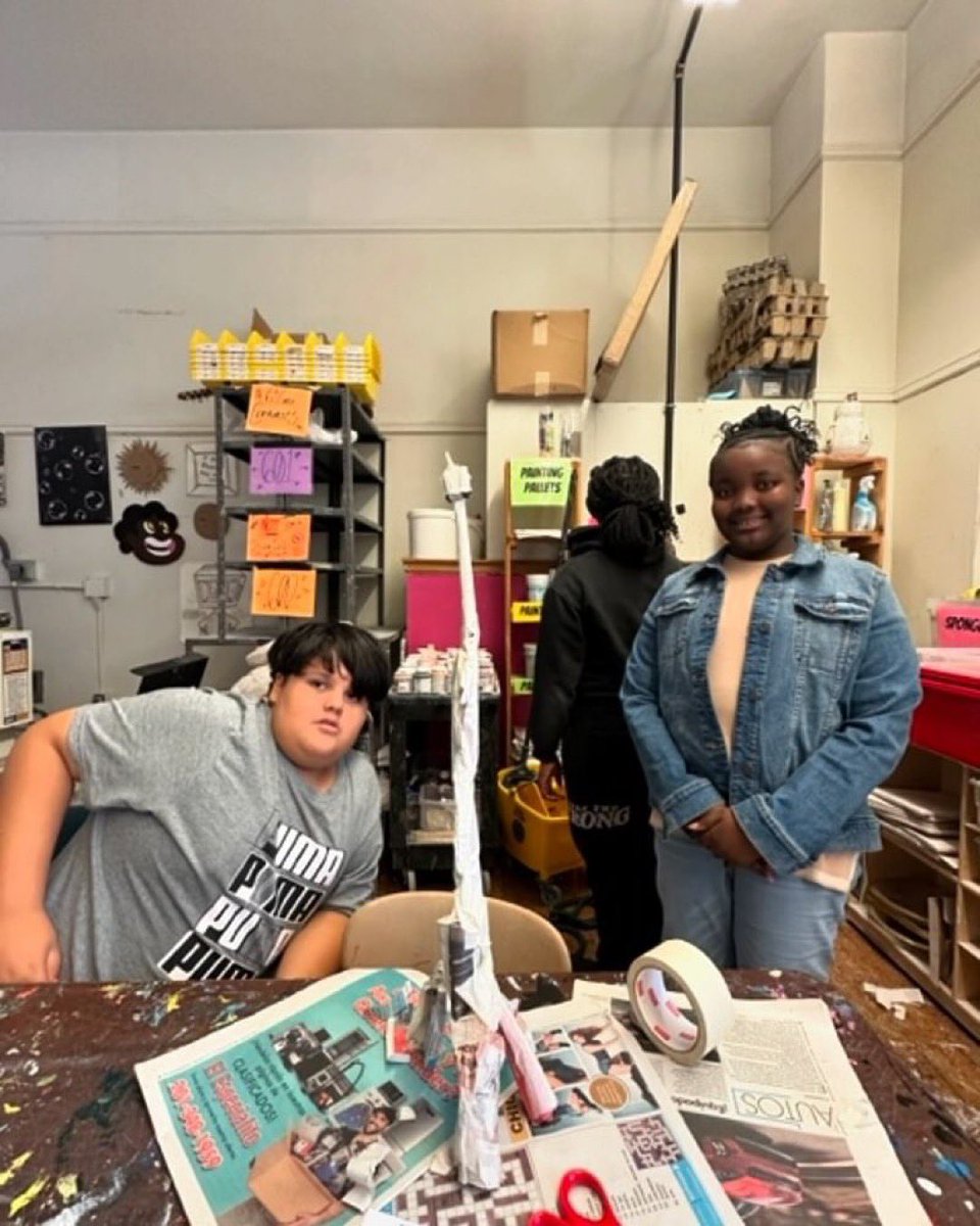 SuptCheng_CIOB's tweet image. Amazing to see Lyons 6th grade artists at @LyonsBklyn collaborating to recreate some of the world&apos;s most famous buildings using just newspaper and tape! Such a fun and creative architecture challenge! 🏢📰 #LyonsCommunity #TapeSculpture #ArchitectureChallenge @NYCSchools