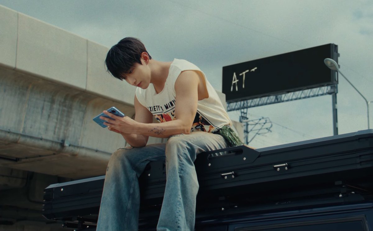 kyeomties's tweet photo. DOKYEOM WITH HIS ARMS OUT AND TATTOOS FOR SPILL THE FEELS 😭 https://t.co/0VlFKnsy4o
