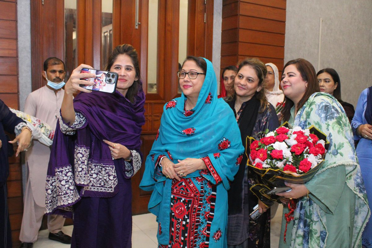 SaimaAgha17627's tweet image. Today&apos;s lunch hosted by Adi @FaryalTalpurPk Sahiba in honor of all members of the Provincial Assembly Sindh.

#mpasaimaagha #sportsandyouthaffairs #PPP