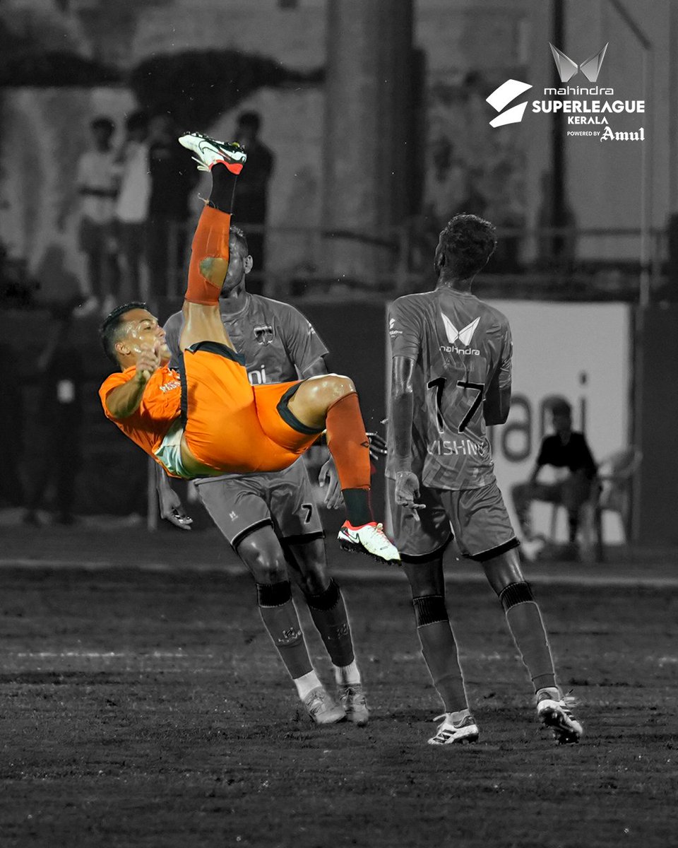 slk_kerala's tweet photo. More of these in the second half, @thrissurroarfc? 😮💨
#TKFCvTMFC #SuperLeagueKerala #Matchday #IniPanthPaaranaPooram #SLK https://t.co/gkYThixlbb