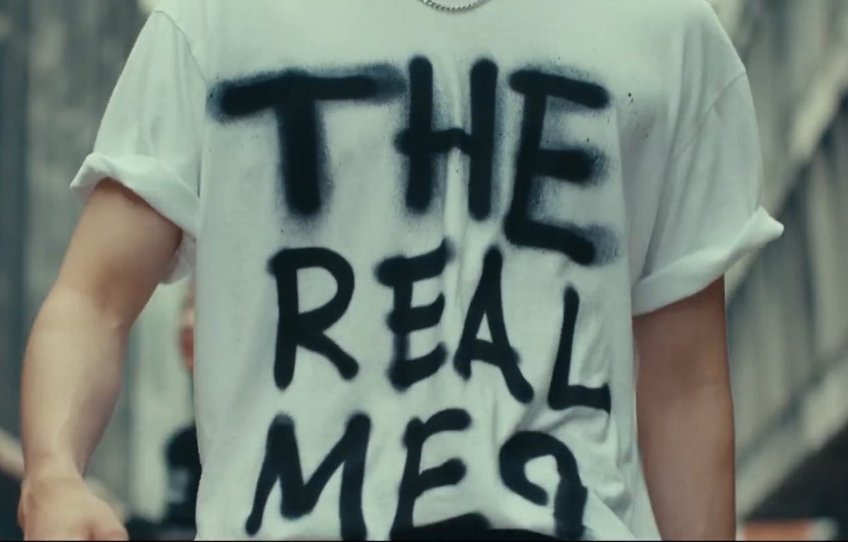 티셔츠에 적힌 문구도 너무 명호깔이라 좋음
THE REAL ME?