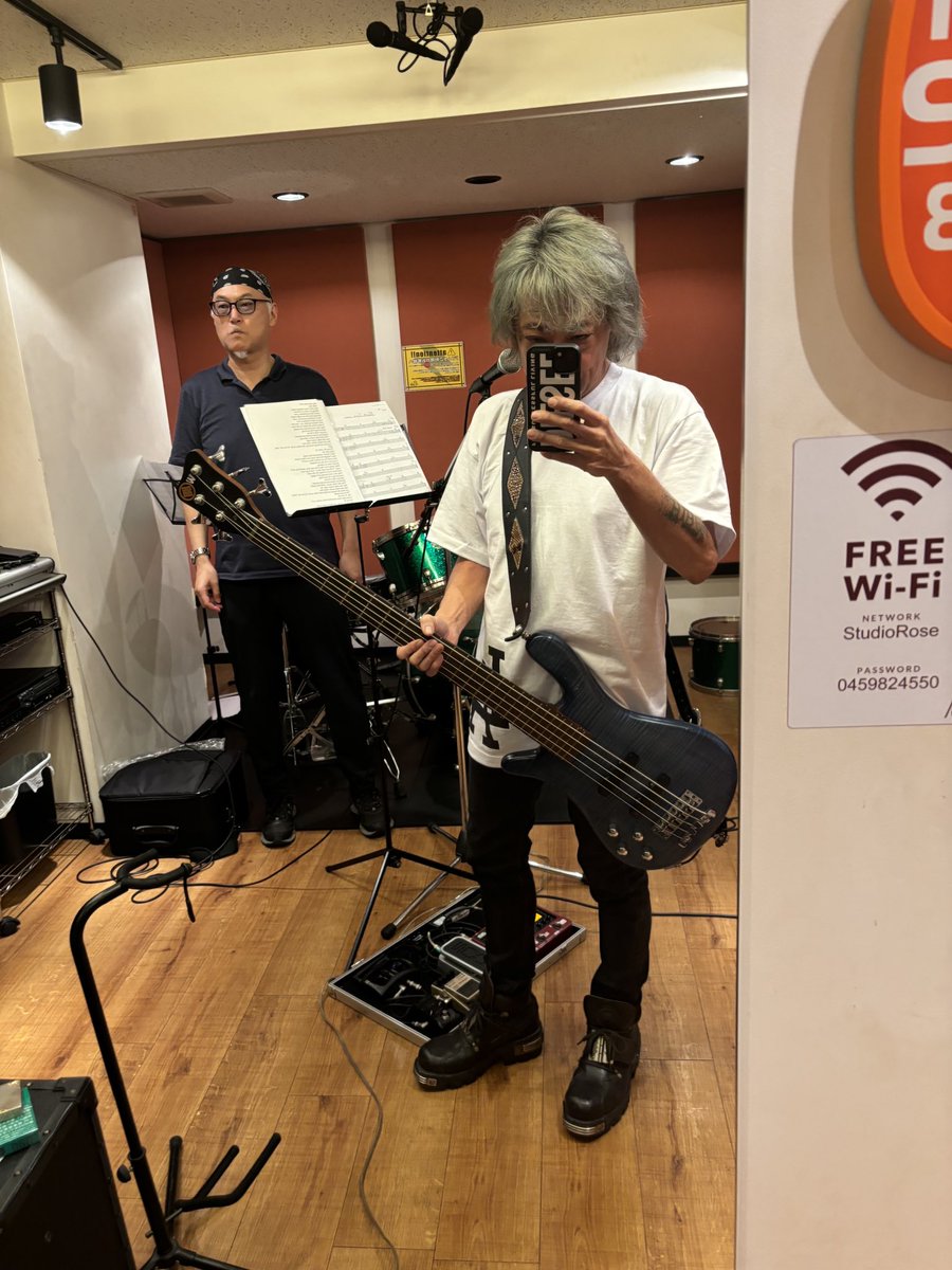 no1bu1no2bu2glf's tweet photo. baysiskidリズム隊のリハでしたー🤟9月22日関内シルバーバックスにて、呑んで食って踊ってセッションして楽しんじゃおうの会やります👍皆さん遊び来てねー😁しかし俺何でフリーズしてんだ😓#baysidekid #studioRose https://t.co/MW3tR5lavK
