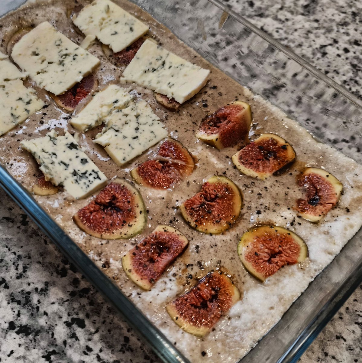 MikeKocht's tweet photo. #Kuchen aus #Buchweizen, einmal pikant mit etwas Süße
Auf dem #Bierteig nämlich #Feigen und #Blauschimmelkäse (Gorgonzola)
Ungewöhnlich, aber es schmeckt wirklich toll.
Rezept auch im Blog
https://t.co/ZkaTFpqJ7j https://t.co/HHjuPK8R2N