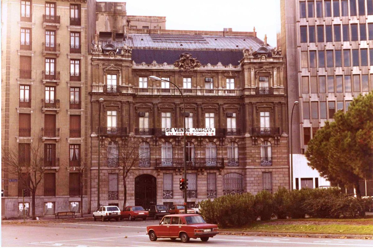 JavierRomeu7's tweet photo. La elegante y parisina casa del vizconde de Escoriaza en plaza Marqués de Salamanca. El edificio originalmente fue el Hotel Roma en Caballero de Gracia donde se desmontó y se volvió a montar en esta plaza con algún cambio. Reciente modificación de cubiertas. Fotos mías años 80. https://t.co/auZB98p8fS