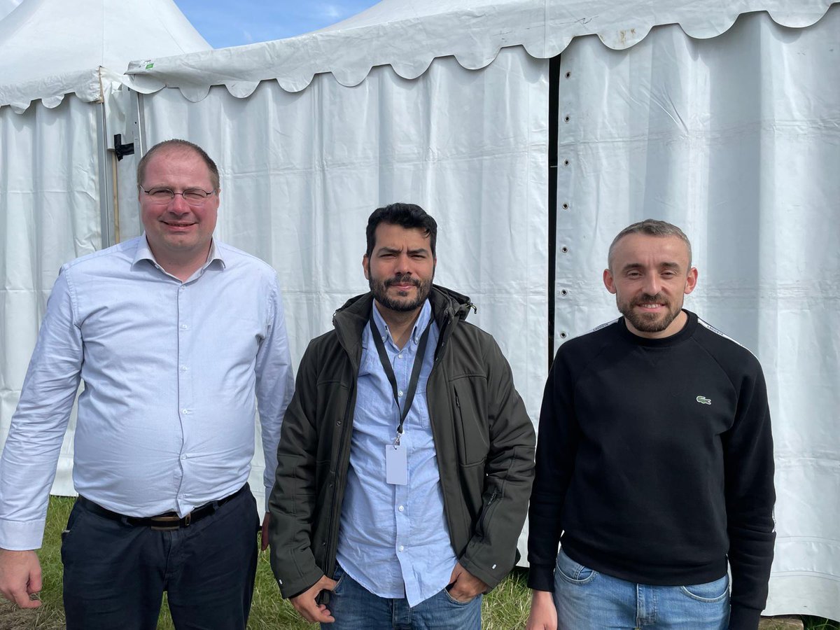 PCV_Venezuela's tweet photo. #INTERNACIONALES El pasado fin de semana, el Secretario de Relaciones Internacionales del Partido Comunista de Venezuela, Héctor Alejo Rodríguez, participó en la @FetedelHumanite.

En el marco de este importante evento de la izquierda francesa, se celebró una reunión bilateral con el Partido Comunista Francés, representado por Vincent Boulet, Secretario de Relaciones Internacionales, y Cyril Benoit, miembro de la Comisión Internacional del @PCF.

El PCF reiteró su solidaridad y apoyo al PCV frente a la situación de judicialización y secuestro de su personalidad jurídica que enfrenta desde el año 2023.