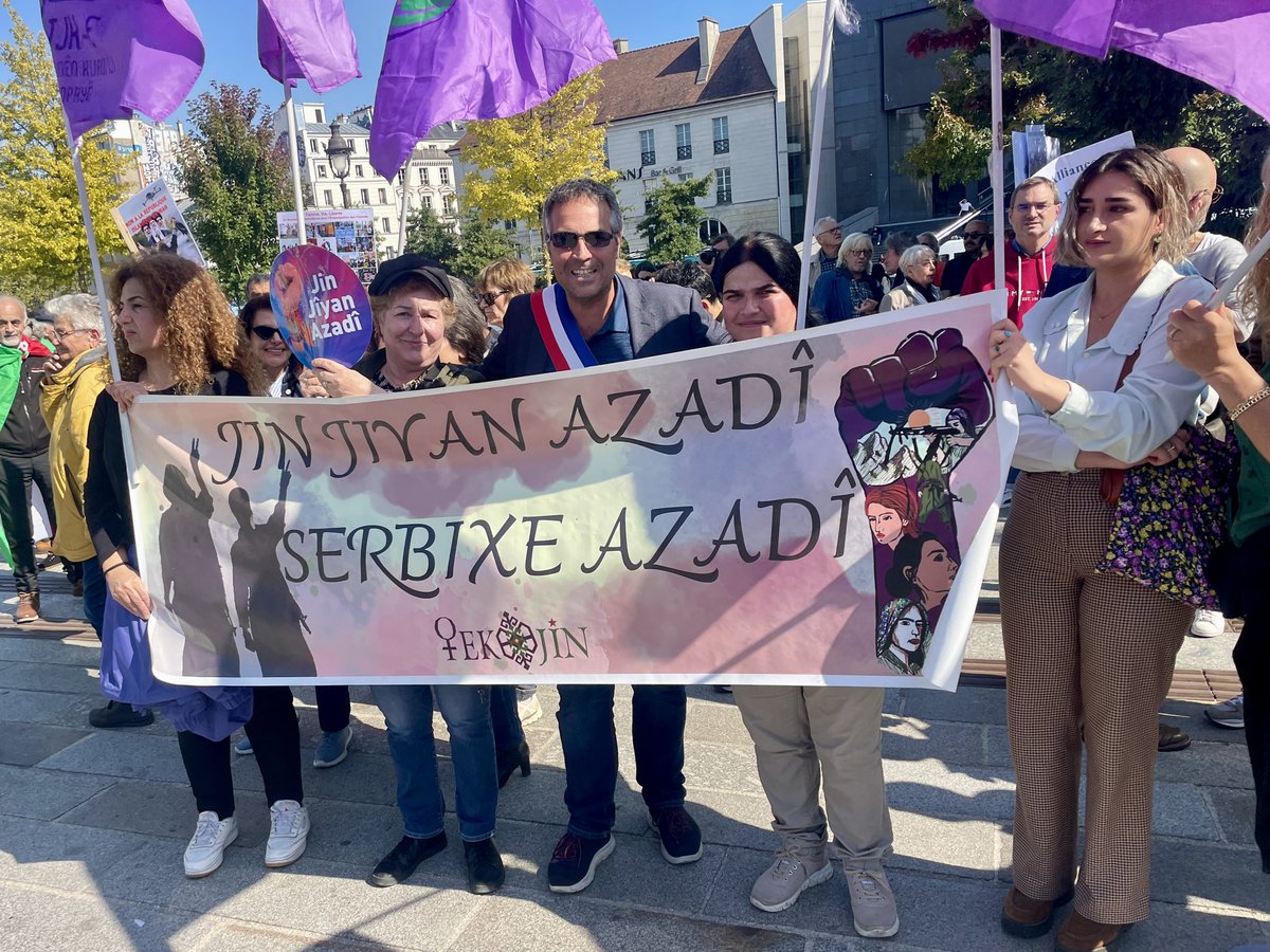 Du monde à #Paris pour honorer la mémoire de #JinaMahsaAmini, jeune kurde iranienne tuée par la police des mœurs pour un voile mal porté ! En soutien à la révolution #FemmeVieLiberté, pour l’Iran de demain, libre, laïc et démocratique~<a href="/Fr_Bechieau/">Francois Bechieau</a> #IranRevolution #IRGCterrorists‌