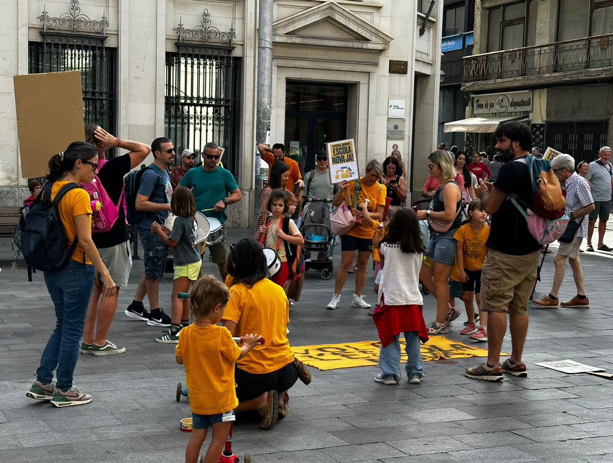 Famílies del <a href="/VentosMir/">AFA Escola Ventós Mir</a> es manifesten pels carrers de #Badalona per exigir a les administracions la construcció de la nova escola.