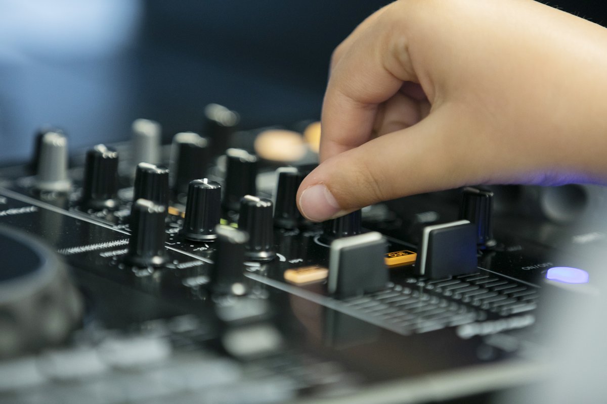 🎉 Excited to offer a number of fully funded DJ Skills/ Music Production places for ages 9-16 at Soundwave in #Mitcham, thanks to #TheJackLonerganFoundation! 🌟 To see if your young person meets the criteria, visit: 
 mmf.org.uk/soundwave

#MusicEd #Merton