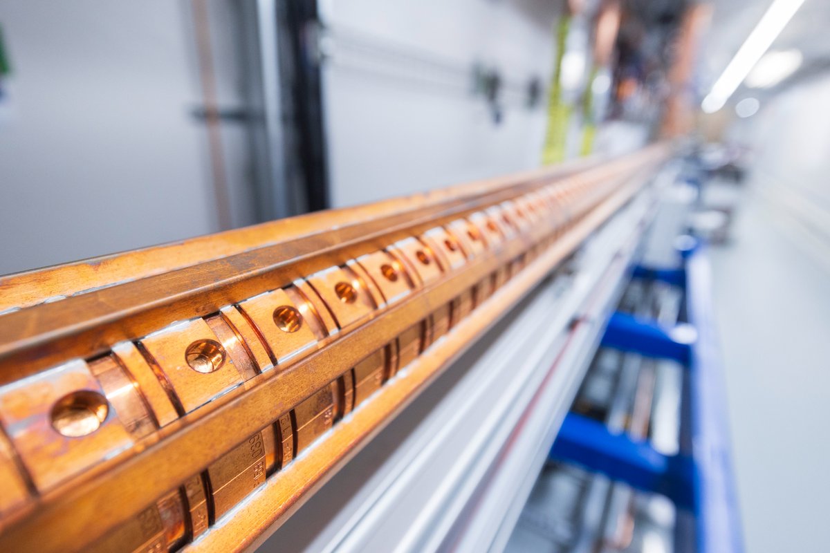CanLightSource's tweet photo. We are preparing our new linear accelerator to ensure it will create an excellent vacuum and be ready to receive billions of electrons from our electron source. Our team already thoroughly cleaned each component of the #newlinac inside and out to help achieve a good vacuum level. https://t.co/YkMRrAP4HE