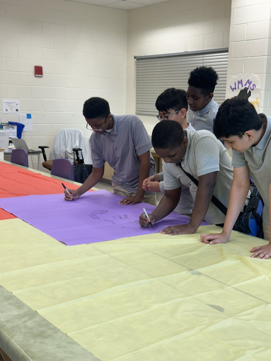 ArtsyDancerMB's tweet photo. Lunch bunches are underway in the Community Hub! I have enjoyed meeting with various student groups and listening to their experiences at @windsormillms #WINdsorMillDifference #WINdsormillCSFlife https://t.co/CKcLO6MDFT