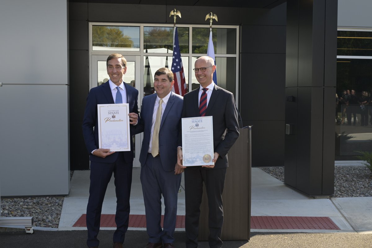 BlueFors_Ltd's tweet photo. Today we celebrated the opening of our new expanded facility in Syracuse! 🎉
This will increase the production capacity for our #cryocoolers and enable Bluefors to begin manufacturing #dilutionrefrigerators at the site.
Learn more: https://t.co/4plTlIdAgx
#CoolForProgress https://t.co/kh1RUtO9Iv