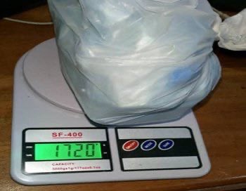 dhernandezlarez's tweet photo. Efectivos de la #FANB durante labores de patrullaje y escudriñamiento en atención a denuncia formulada, efectuaron la aprehensión de un ciudadano identificado como Rubén Antonio Rodriguez Álvarez, CIV-18.295.728, en el sector Paraiso de Chabasquén, municipio Monseñor José Vicente de Unda, estado Portuguesa, a quien se le retuvieron cinco (05) artefactos explosivos de fabricación rudimentaria, un (01) arma de fuego tipo escopeta; un kilogramos con setecientos veinte gramos (1.720 kg) de clorato de potasio; dieciocho gramos (18 g) de azufre, y dos (02) máquinas despulpadoras de café. 

La FANB permanece desplegada junto a los OSC garantizando la Paz social de nuestro pueblo. El Estado venezolano lucha a diario contra los grupos generadores de violencia que afectan la Paz y sosiego de la población y mantiene el despliegue activo para ejercer la soberanía nacional y la integridad territorial en un Estado democrático de derecho y de justicia social. Además en Venezuela los permisos y licencias de portes de armas están suspendidos por lo que solo el Estado podrá poseer y usar armas de guerra y municiones, las que existieren pasarán a la orden del Estado sin indemnización ni proceso. Procedimiento notificado al Ministerio Público.

#IntegrarEsVencer