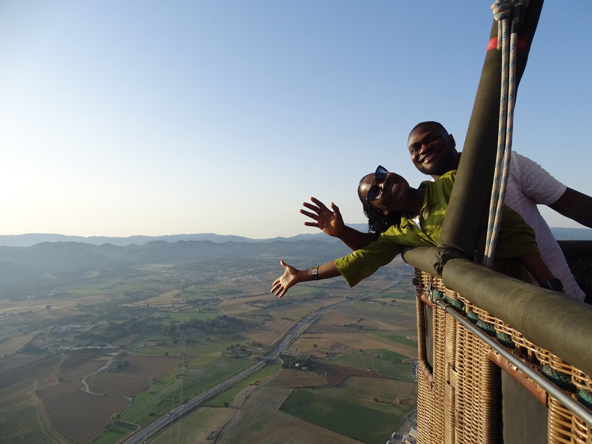 caminsdevent's tweet photo. A Camins de Vent, cada vol en globus és una aventura única, plena d'emocions i paisatges inoblidables. 🌍🎈.

Vine a volar amb nosaltres i descobreix la bellesa d’un viatge que recordaràs tota la vida!😍

#volsenglobus #fly #balloons #barcelona #tourism #turisme #airelliure https://t.co/absfpvuY9X