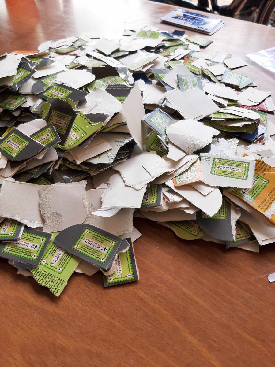 NieuwsAduard's tweet photo. De dorpsinzameling voor Voedselbank Westerkwartier heeft afgelopen zaterdag bijna 21 volle kratten opgeleverd, 38.286 aan Douwe Egberts punten waarvoor we 64 D.E pakken koffie krijgen a 250 gram en 10 Poiesz boekjes a € 2,50 = € 25,- Top resultaat! #Aduard #Voedselbank https://t.co/K3bBqw55gk