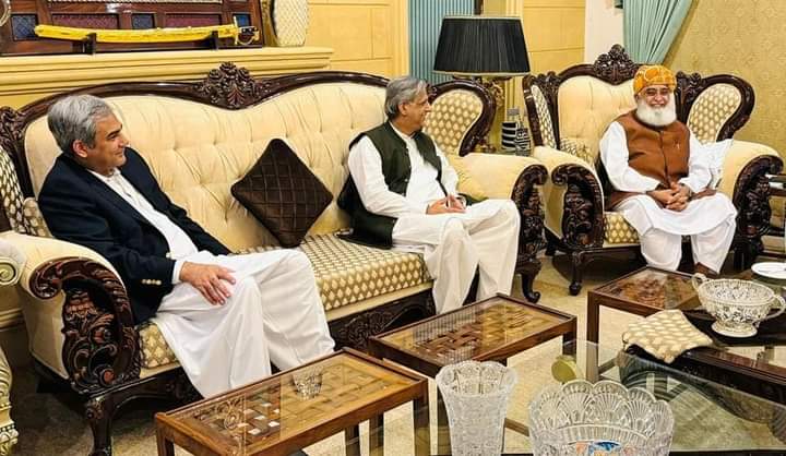 اس کو کہتے ہیں غیبی مدد۔۔۔ ⚔️⚔️💪💪💪💯💞
ن لیگ والے منہ لٹکائے نکل گئے۔
پی ٹی آئی والے شش و پنج میں ہیں۔
پیپلز پارٹی والوں کے چہرے پر ناامیدی عیاں ہے۔ 
باقی نکے دا ابا بچ گیا بس۔۔۔۔۔ 😍😍
<a href="/iFazliGhafoor/">Mufti Fazli Ghafoor</a> <a href="/juipakofficial/">Jamiat Ulama-e-Islam Pakistan</a> <a href="/MoulanaOfficial/">Maulana Fazl-ur-Rehman</a> <a href="/MSS4534/">Fariha Shehzadi 🇵🇰🇵🇸</a>