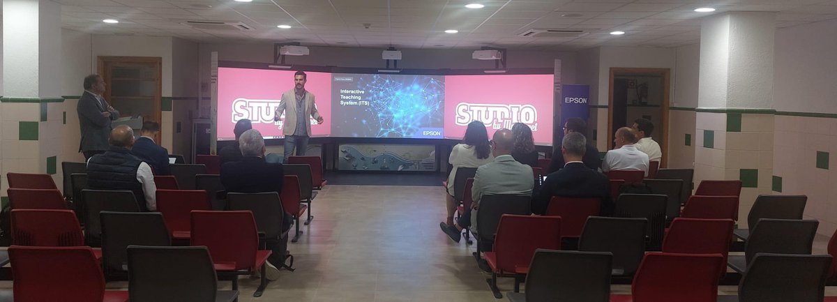 🙌🏻 Donant la benvinguda en nom de les <a href="/EscolesManyanet/">Escoles Manyanet</a> a l’aula immersiva del <a href="/manyanetcorts/">Manyanet Les Corts</a> a un event d’ <a href="/Epson_ES/">Epson España</a> compartint l’experiència #Manyanet més humà i digital i la presentació del projecte Picasso: la mirada d’un geni al #SIMO24 #josocmanyanet #famíliaManyanet