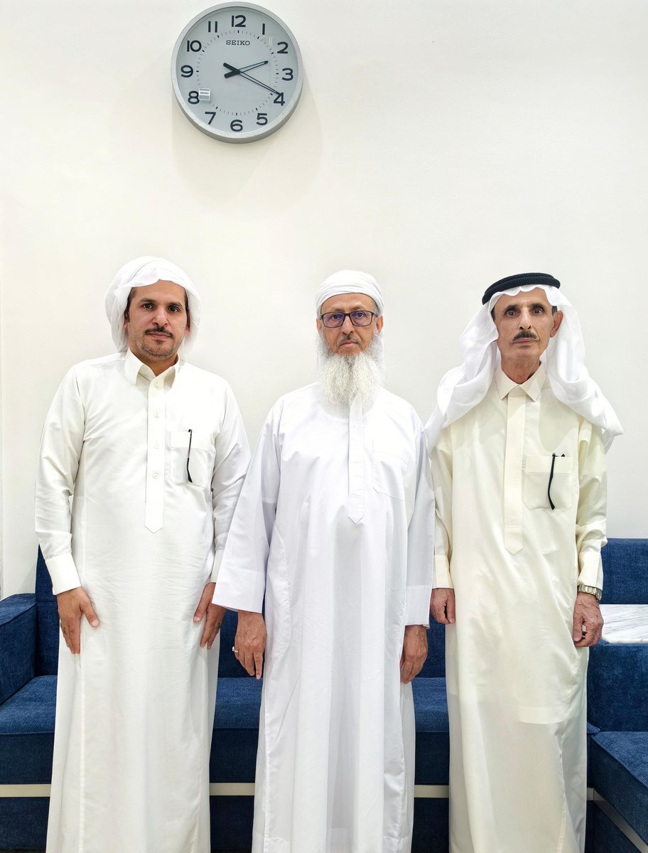 هذه الأبيات كتبتها في فضيلة الشيخ #علي_بن_حاسن شيخ شمل المكارمة عندما وعدنا بزيارة كريمة في منزلنا في محافظة بدر الجنوب، ولأن ظروف الشيخ الصحية ومشاغلة حالت دون اتمام الزيارة فقد أثرت إهداء القصيدة لفضيلته.
اليوم قدمت الى الشيخ  للسلام وكان لي موعد مع فضيلته الساعة الثانية والنصف