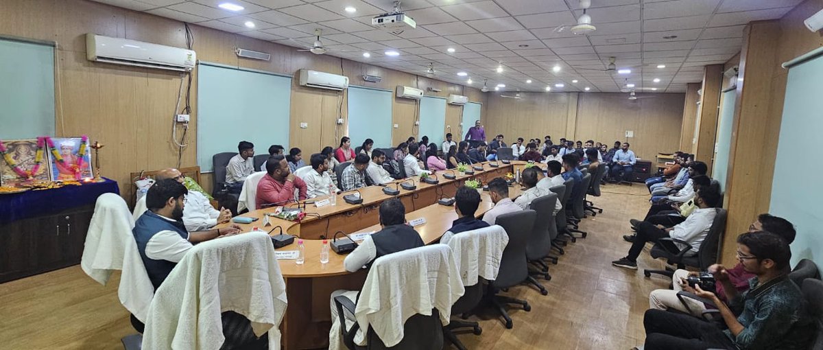 एग्रीवीजन छत्तीसगढ़ द्वारा कृषि छात्रों के मध्य इंदिरा गांधी कृषि विश्विद्यालय में  "विकसित भारत में कृषि छात्रों की भूमिका एवम योगदान"  विषय पर संवाद एवम संगोष्ठी का कार्यक्रम रखा गया। 

 जिसमे प्रमुख रूप से एग्रीविजन के राष्ट्रीय प्रमुख श्री विक्रम सिंह फरसवान , अभाविप