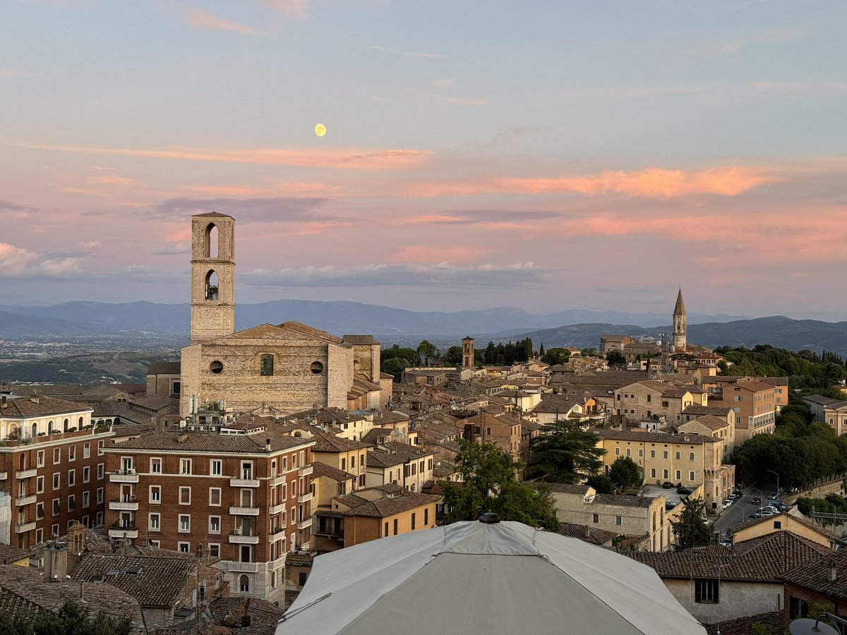 Just arrived in Europe &amp; fist stop is beautiful Perugia 😍 Amazing to catch up with @MauPetrelli <a href="/MusuAlessandro/">alessandro_musu</a> @giulia_fisuali <a href="/UniperugiaNews/">Università degli Studi di Perugia</a> on all things magma, volcanoes, crystals, and microanalysis 🤗👏🌋 Thanks for having me!!