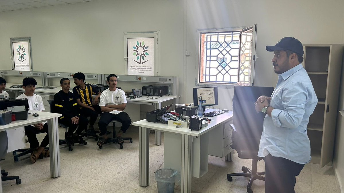 # تغطية 

تقني عسير يطلق مبادرة ( يوم في مهنة) بتقنية سراة عبيدة 

ابها : سلمان آل مقرح 

نيابة عن مدير عام الإدارة العامة للتدريب التقني والمهني بمنطقة عسير دشن نائب المدير العام المهندس معيض بن مسفر آل شايع مبادرة (يوم في مهنة) بحضور مشرف الإرشاد  التربوي بإدارة التعليم في سراة