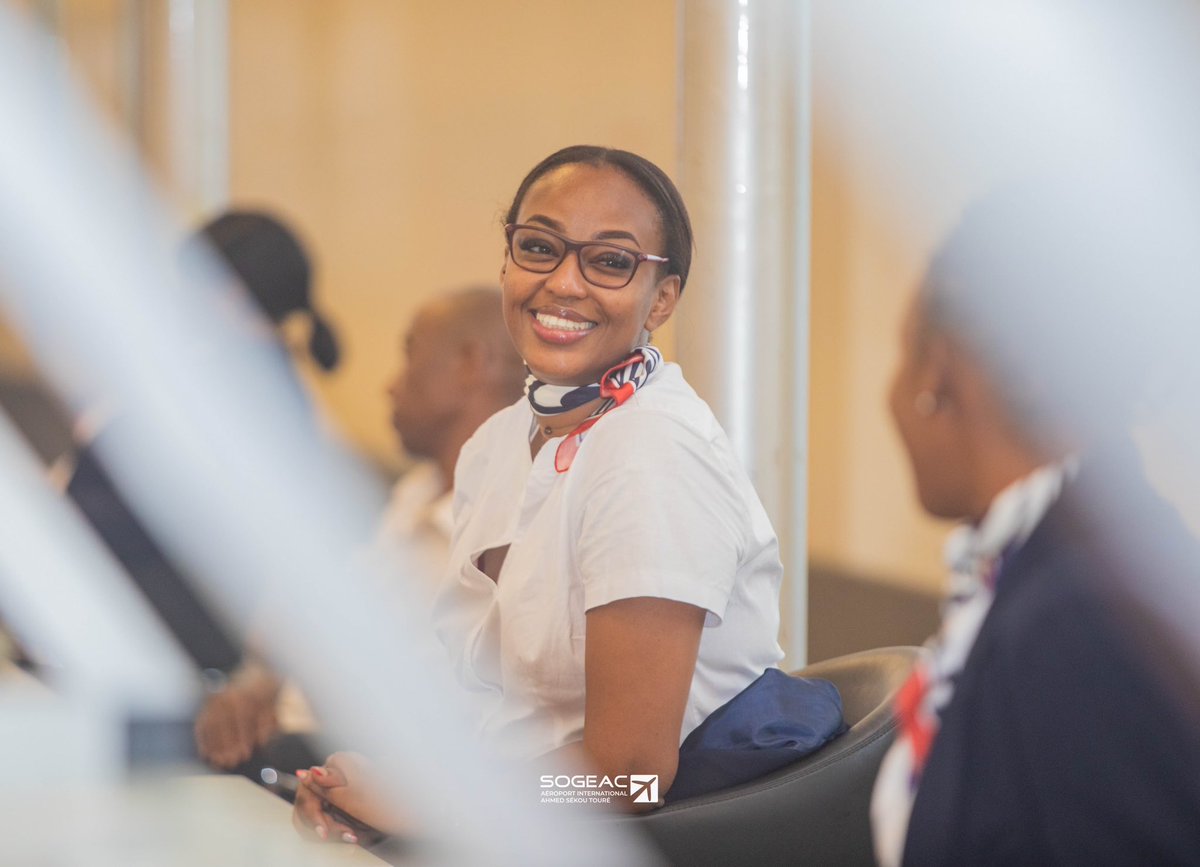 Aeroportast's tweet image. ‘’Un petit rien, c’est un sourire à distribuer sur son chemin. C’est presque rien, mais c’est beaucoup. Cela rend heureux et c’est contagieux.’’

Passez une joyeuse semaine en compagnie de nos équipes toujours à votre service.

#AIAST #AeroportAST #SOGEAC #hotesse #litigebagage