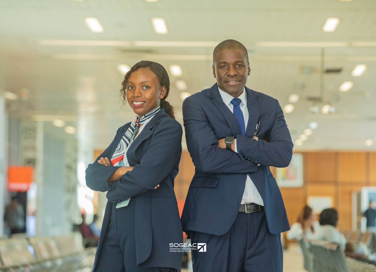 Aeroportast's tweet image. ‘’Un petit rien, c’est un sourire à distribuer sur son chemin. C’est presque rien, mais c’est beaucoup. Cela rend heureux et c’est contagieux.’’

Passez une joyeuse semaine en compagnie de nos équipes toujours à votre service.

#AIAST #AeroportAST #SOGEAC #hotesse #litigebagage
