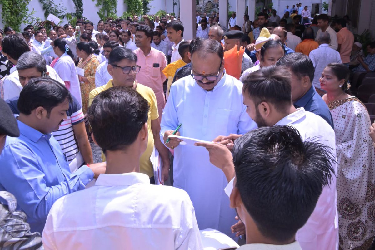 brajeshpathakup's tweet photo. "जन सेवा-नारायण सेवा"

जनता जनार्दन की सेवा मेरा परम सौभाग्य है। आज दिनांक 16 सितंबर, 2024 को लखनऊ स्थित अपने आवास पर प्रदेश के विभिन्न क्षेत्रों से आये आगंतुकों से मुलाकात कर उनकी समस्याओं को सुना एवं समस्याओं के त्वरित निराकरण हेतु संबंधित अधिकारियों को आवश्यक दिशा निर्देश देते हुए। 
@PMOIndia
@narendramodi
@BJP4India
@BJP4UP
