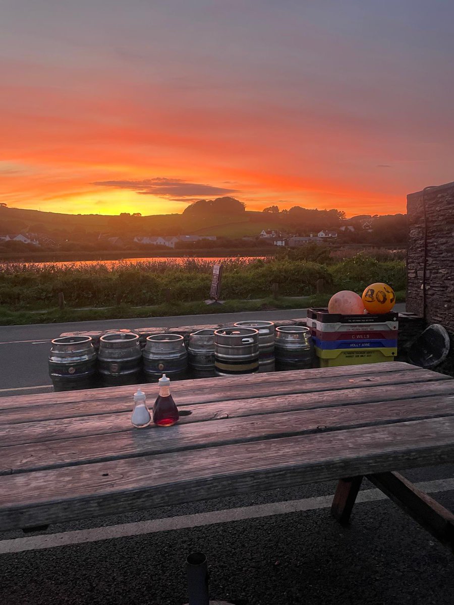 StartBayInn's tweet photo. When you see the start of a #sunset &amp; it’s so delicate then gets stronger &amp; stronger, turning to where it sets to see the full beautiful show 🔥⁣
⁣
End of summer feels 😎⁣
⁣
#StartPoint #Lighthouse #Beach #Sea #SlaptonLey #Pub #ThatchedPub #PubFood #DogFriendlyPub https://t.co/m8fliiVFIW