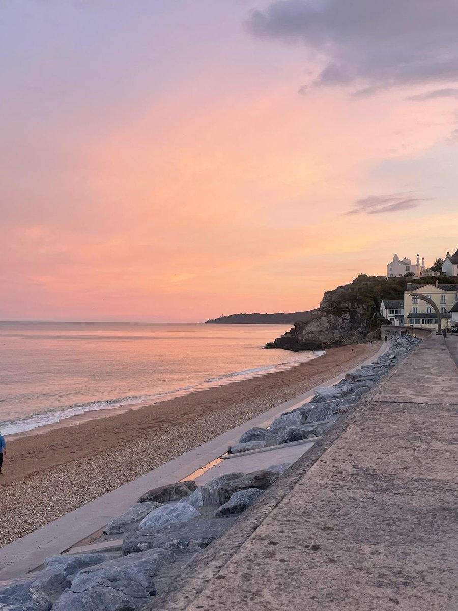 StartBayInn's tweet photo. When you see the start of a #sunset &amp; it’s so delicate then gets stronger &amp; stronger, turning to where it sets to see the full beautiful show 🔥⁣
⁣
End of summer feels 😎⁣
⁣
#StartPoint #Lighthouse #Beach #Sea #SlaptonLey #Pub #ThatchedPub #PubFood #DogFriendlyPub https://t.co/m8fliiVFIW