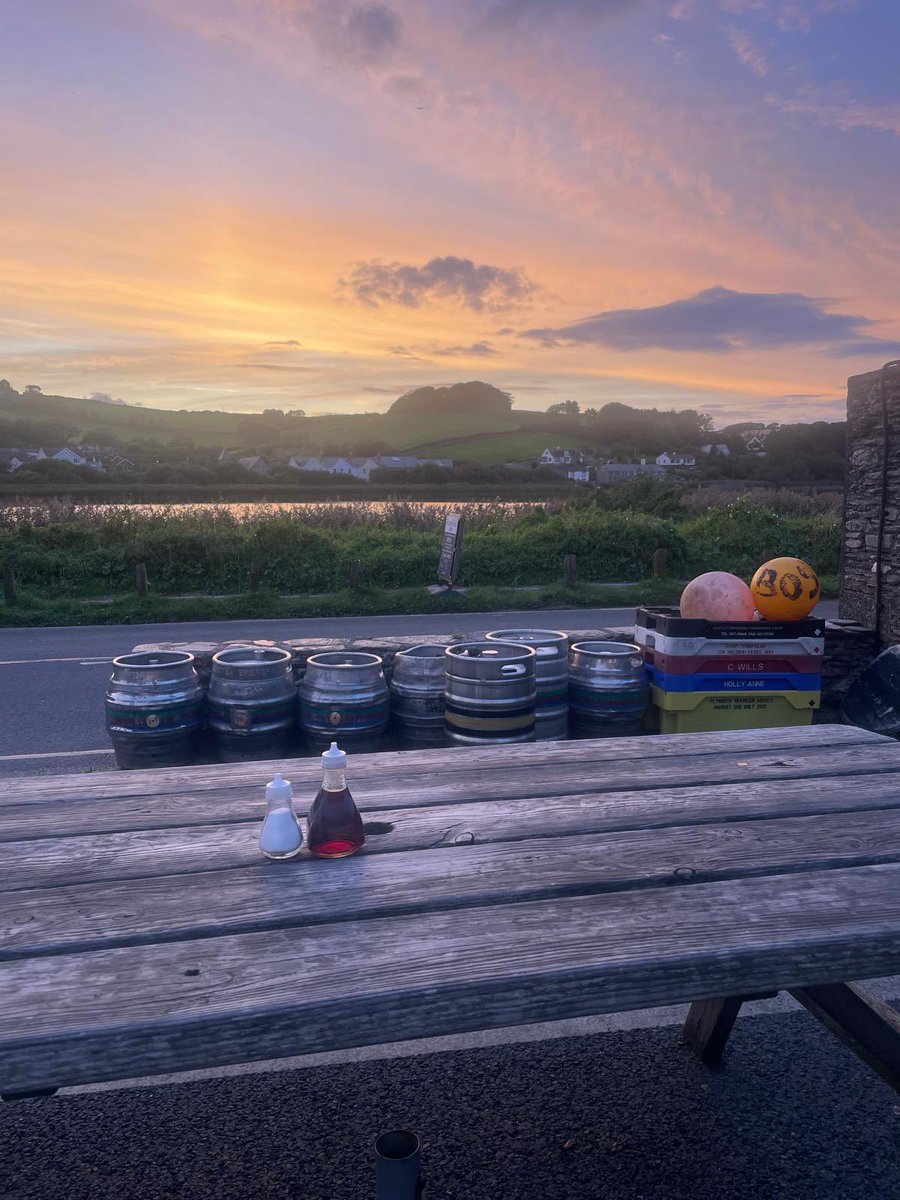 StartBayInn's tweet photo. When you see the start of a #sunset &amp; it’s so delicate then gets stronger &amp; stronger, turning to where it sets to see the full beautiful show 🔥⁣
⁣
End of summer feels 😎⁣
⁣
#StartPoint #Lighthouse #Beach #Sea #SlaptonLey #Pub #ThatchedPub #PubFood #DogFriendlyPub https://t.co/m8fliiVFIW
