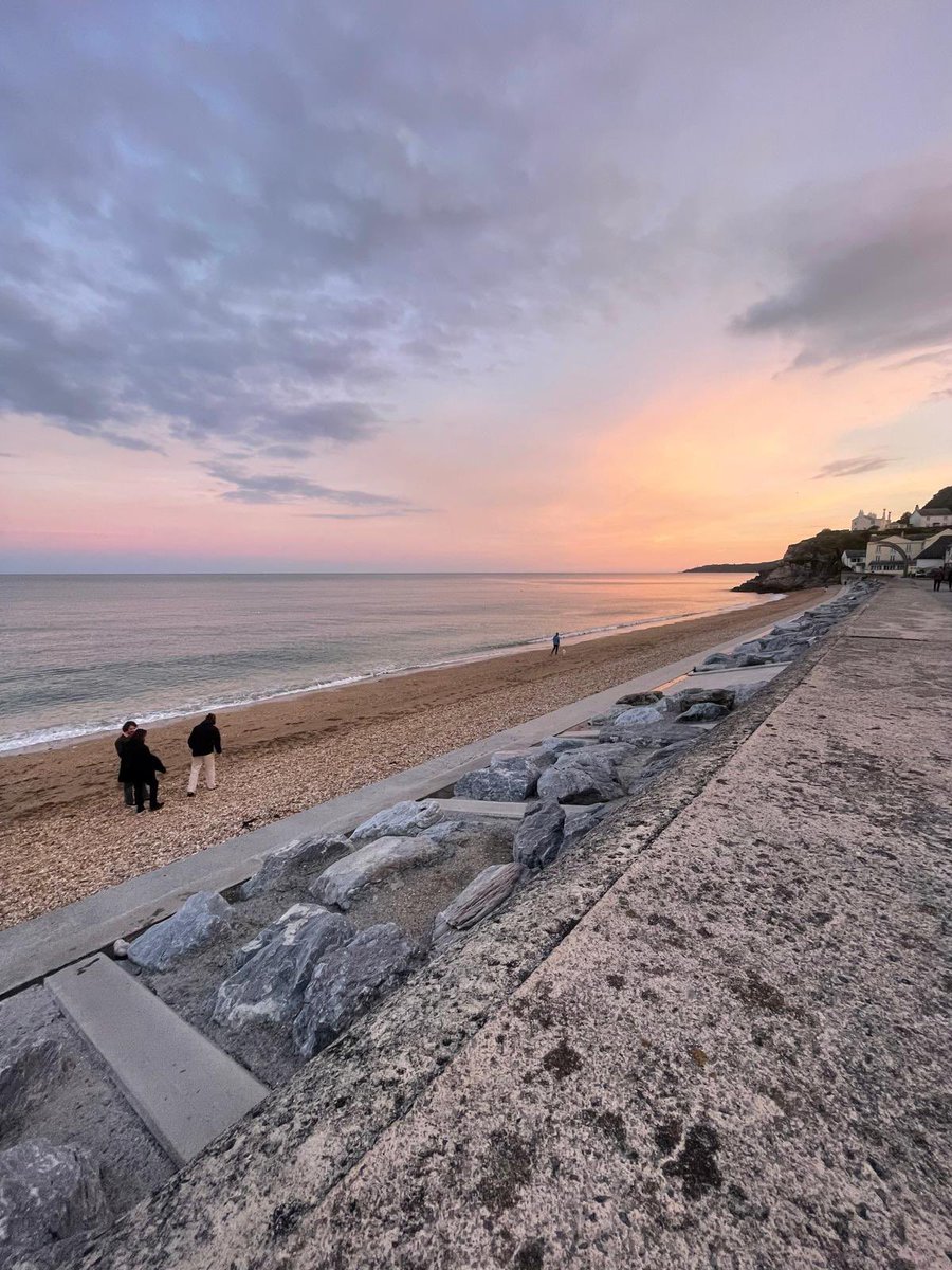 StartBayInn's tweet photo. When you see the start of a #sunset &amp; it’s so delicate then gets stronger &amp; stronger, turning to where it sets to see the full beautiful show 🔥⁣
⁣
End of summer feels 😎⁣
⁣
#StartPoint #Lighthouse #Beach #Sea #SlaptonLey #Pub #ThatchedPub #PubFood #DogFriendlyPub https://t.co/m8fliiVFIW