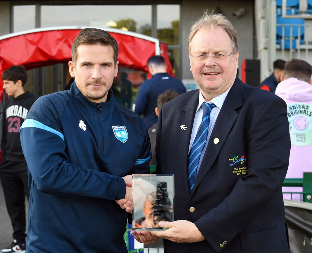 SouthernLeague1's tweet photo. 🏆PRESENTATION | Southern League Director, David Knight, was at @waltonhershamfc on Saturday to present manager, Billy Rowley, with the @PST_Sport Premier South Club of the Month award for August 2024...

#SouthernLeague | #ClubOfTheMonth https://t.co/2UmqzI0cz0