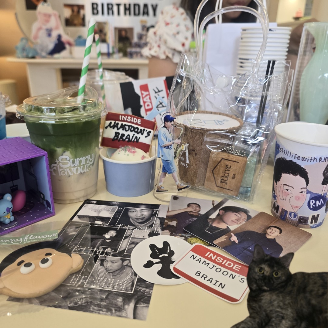 kalcth's tweet photo. มีตังค์ก็มารีวิวเฟ่วันเกิดนัมจุน
#StillLifeWithRM
#HappyBirthdayRM
#HappyBirthdayNamjoon https://t.co/2zzC0ngQxU