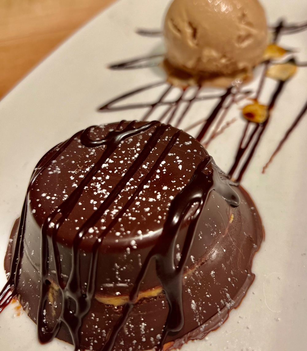 SchwarzerBock's tweet photo. Die dunkle Verführung 😋🍫: Schokolade, Erdnuss 🥜 und Eis 🍦. Natürlich in 100% Bio 🌱. Perfekt für einen ☔️ Regentag:  SchwarzerBock . #SchokoLiebe #BioGenuss #SchwarzerBockMoments https://t.co/bN82Q9UOUI