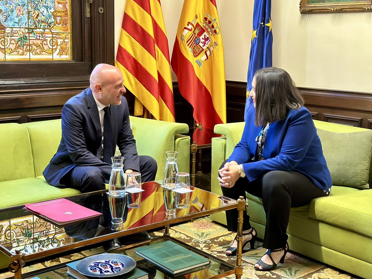 carlosprietogo's tweet photo. Encantado de conocer a la nueva Cónsul General de Francia @france_espagne, Azar Agah-Ducrocq. 

Nos emplazamos a continuar trabajando en beneficio de toda la ciudadanía francesa residente en #Catalunya. https://t.co/rwFeNtnWcY