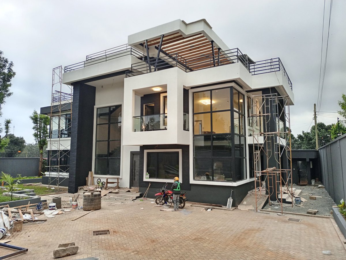 SabrimaHomes's tweet image. The workmanship done on this amazing mansion is amazing.  Look at that corner window, imeweza kuweza. 
All credit to the team involved pale site na design pia.🤝
