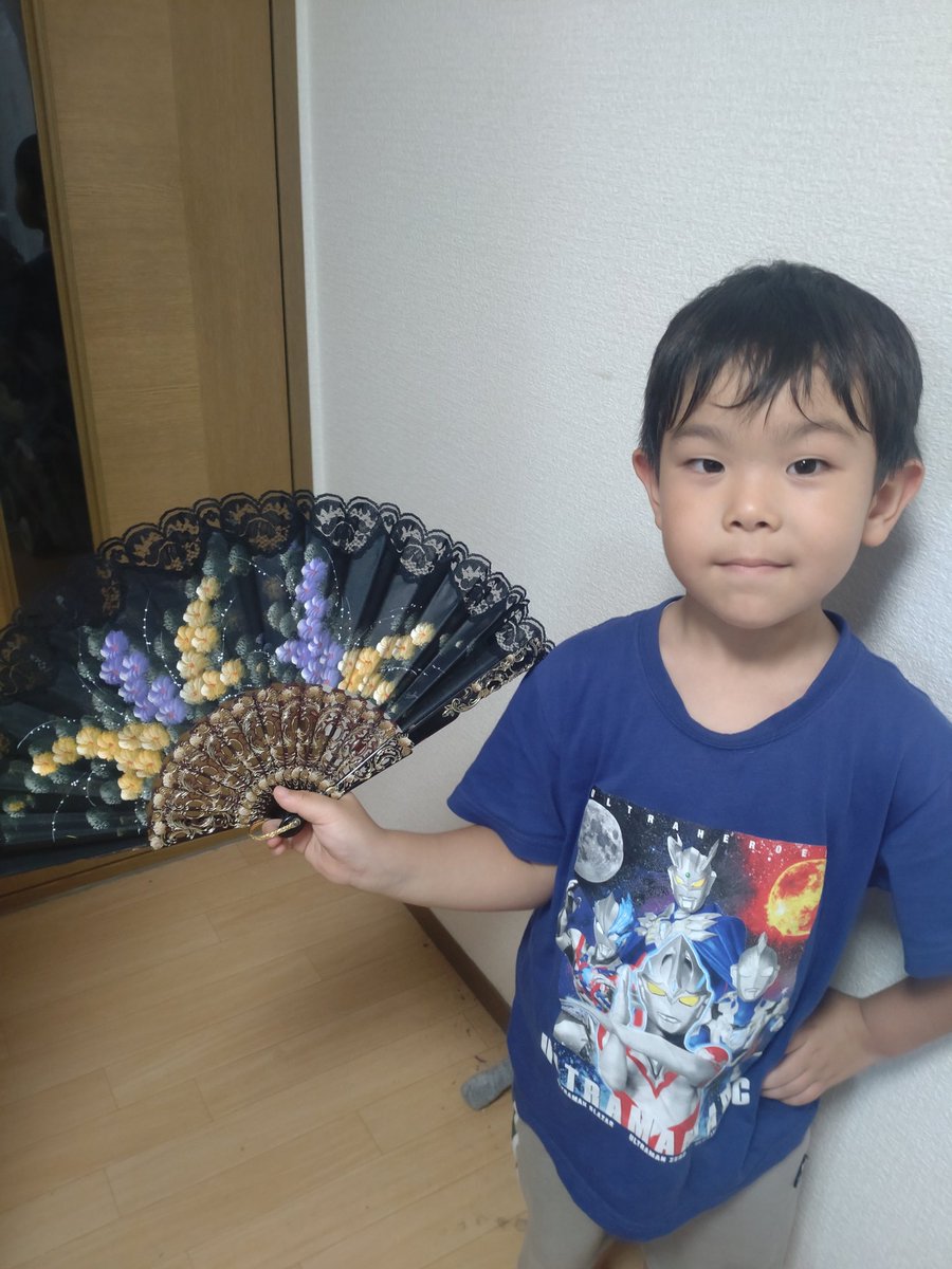 20mbhong's tweet photo. 今日はママが見つけた
#待宵蚤の市
へ行って来た。
カメレオンさん
ママの着物    帯
扇子
ミニがま口
色々有って楽しかった https://t.co/aGTRqRXGTq
