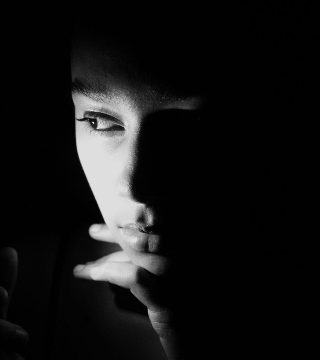 ***

Seni düşünmek, 
geri dönmeyecek 
gülümsemeleri, 
hayalleri ve zamanları 
hatırlamaktır…!

**